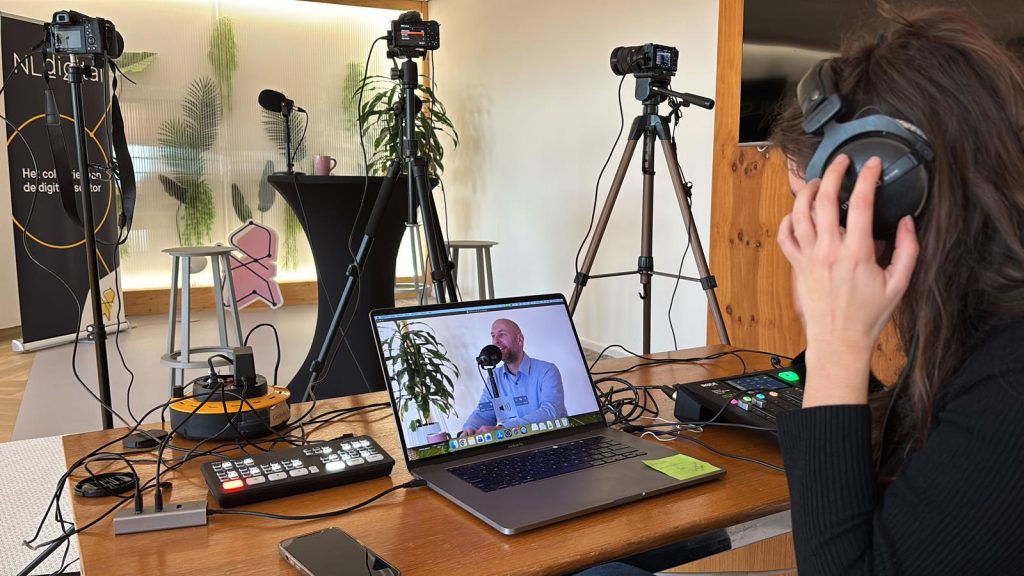 Video-podcast opgenomen op locatie: meerdere camera's, podcastmicrofoons en live regie