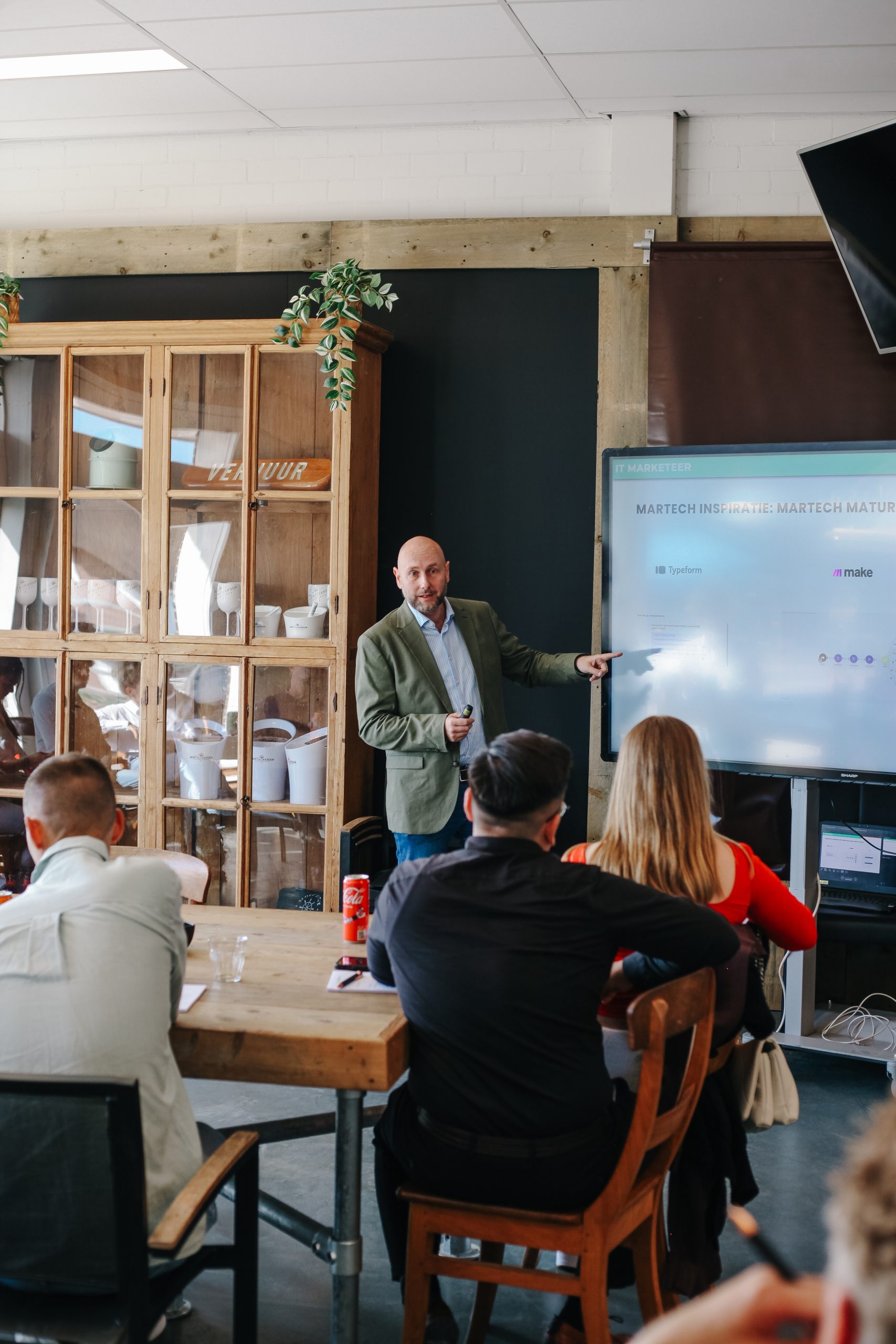Niels Post geeft presentatie - IT Marketeer